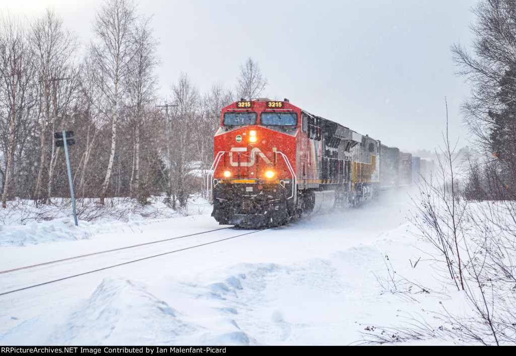 CN 3215 at Rue des Braves